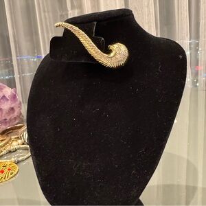 Vintage Elegant Gold Women's Brooch